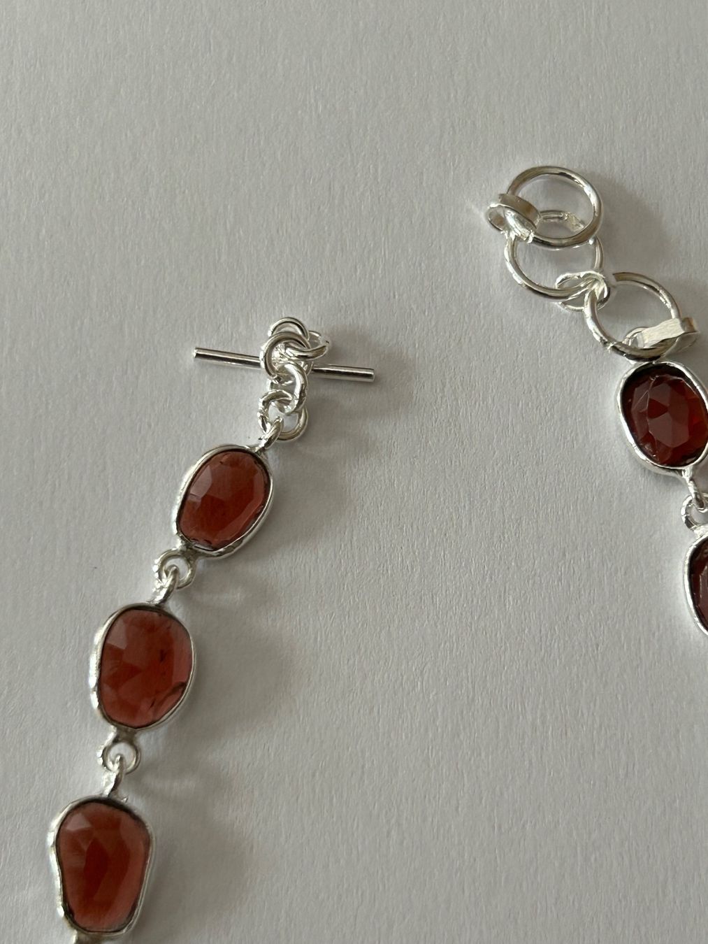 Bracciali & Braccialetti: Armband aus Sterling Silber & facettiertem Granat – Nuovo e nell'imballaggio originale da Innertkirchen venduto da Glatthard-Interior 1