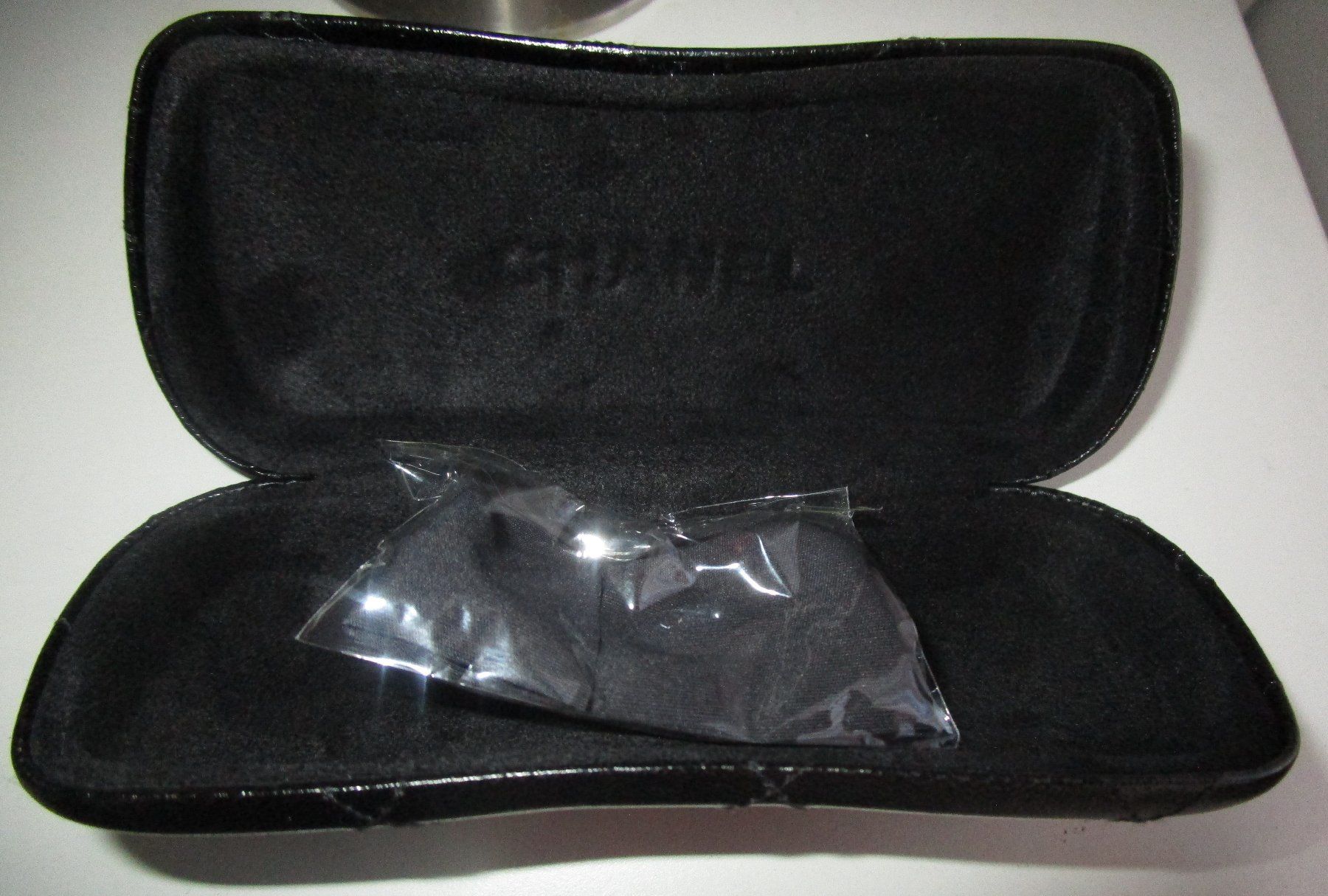 Chanel Sonstige Kleidung & Accessoires: Chanel Brillenetui neu – Gebraucht aus Wädenswil von Freizeitspass11 2