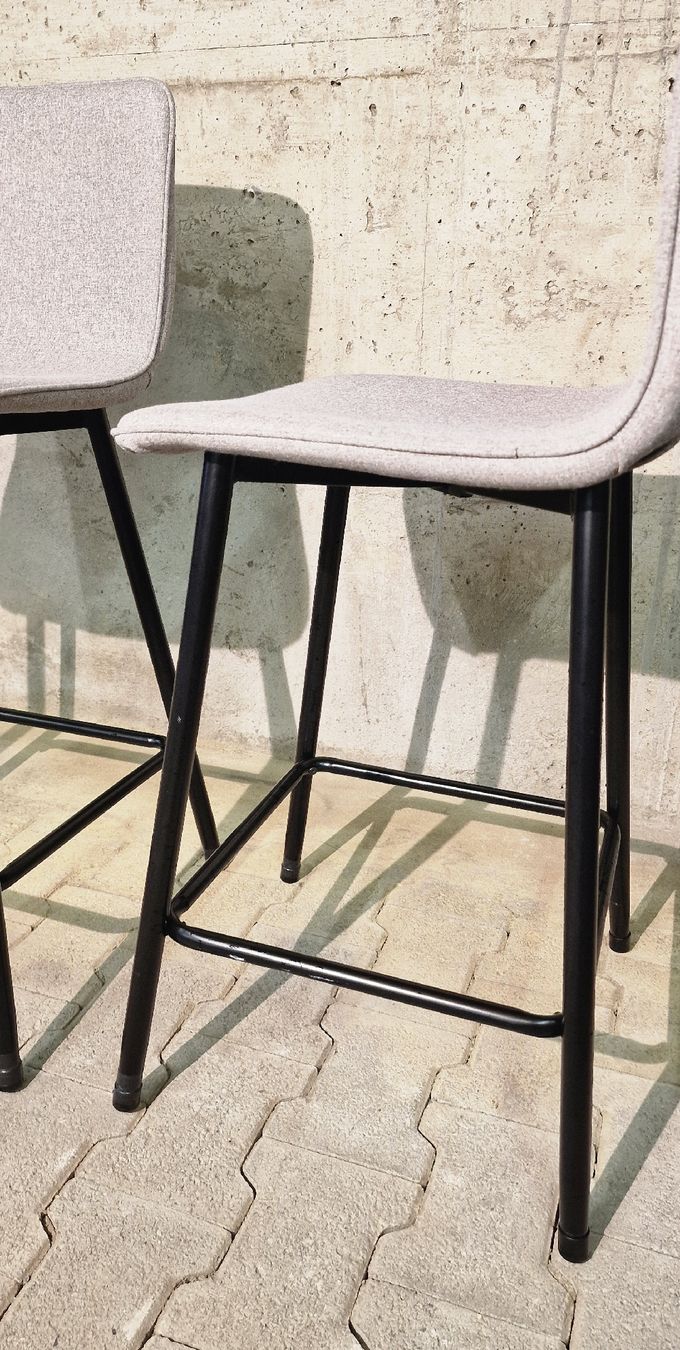 Hocker: Moderner Barhocker mit Stoffbezug und Metallgestell – Gebraucht aus Affeltrangen von Szafaoli 3