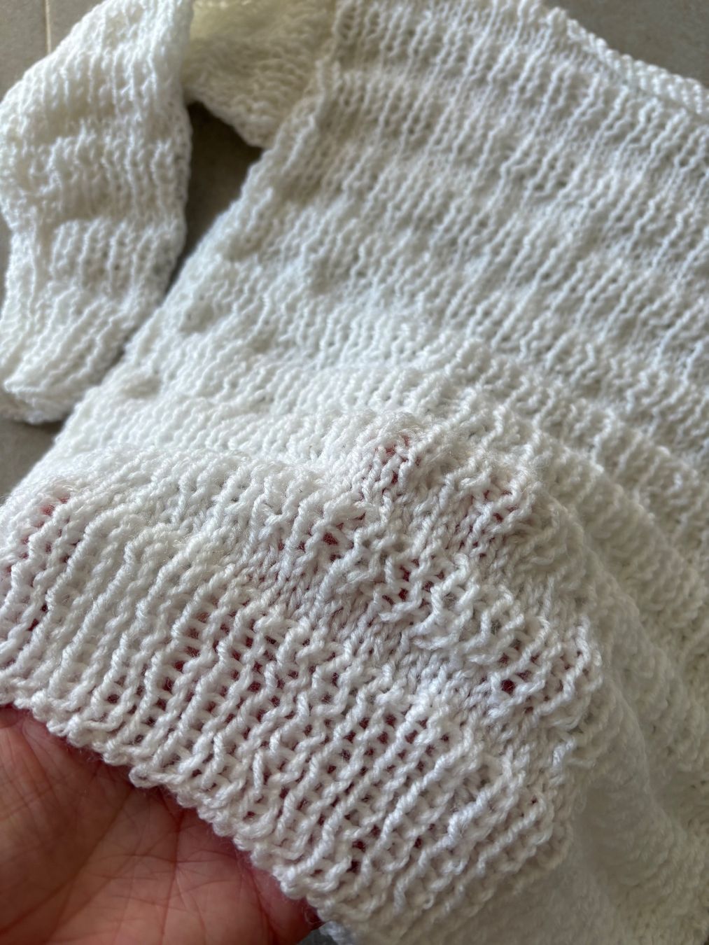 Pullover & Sweatshirts: Gestrickter Pullover weiss handgemacht Grösse 98 neu – Neu und originalverpackt aus Basel von Tierschutz-Flohmi 2