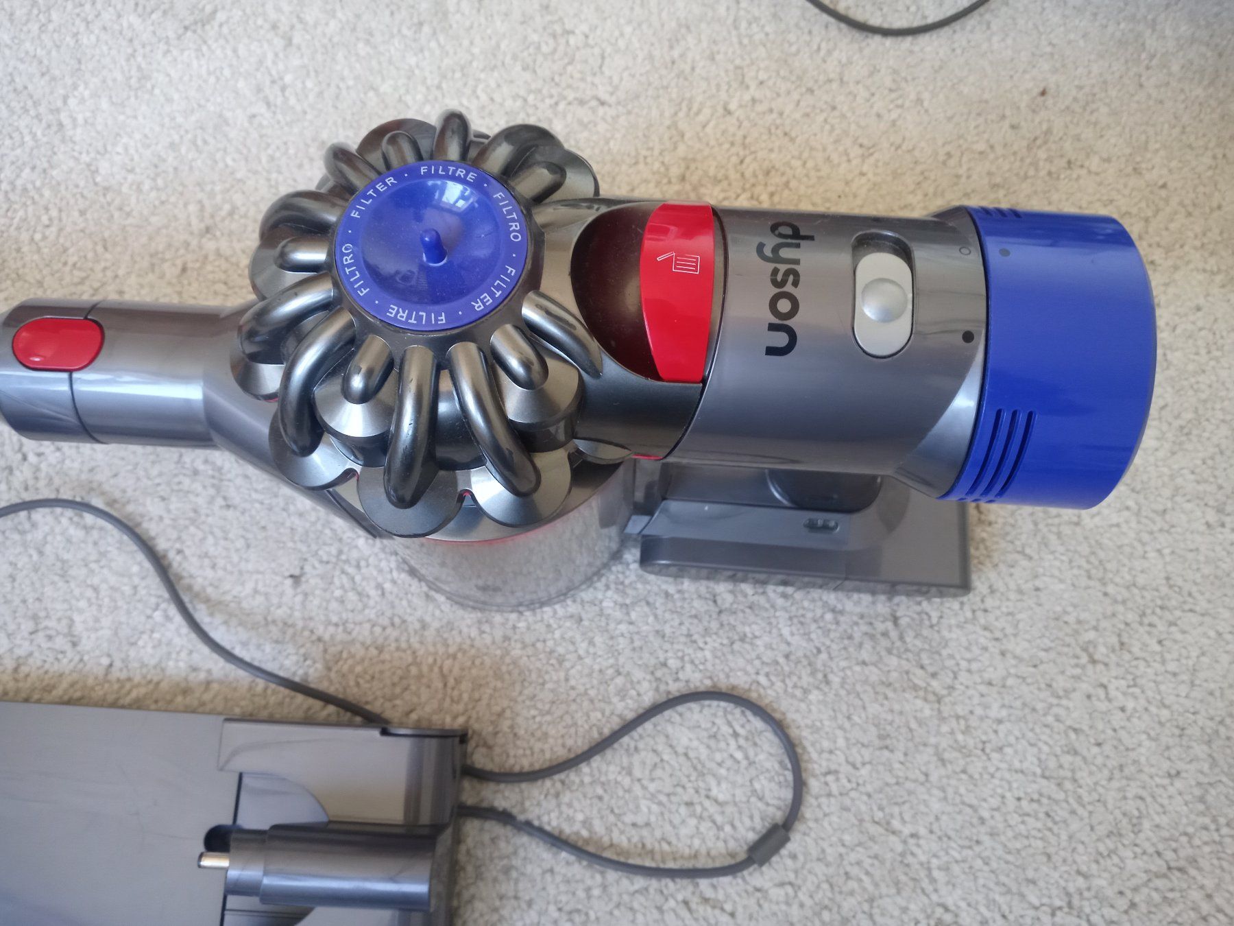 Dyson Aspirateurs & Accessoires: Handstaubsauger Dyson V8 – D'occasion à Prez-vers-Siviriez par Monija70 2