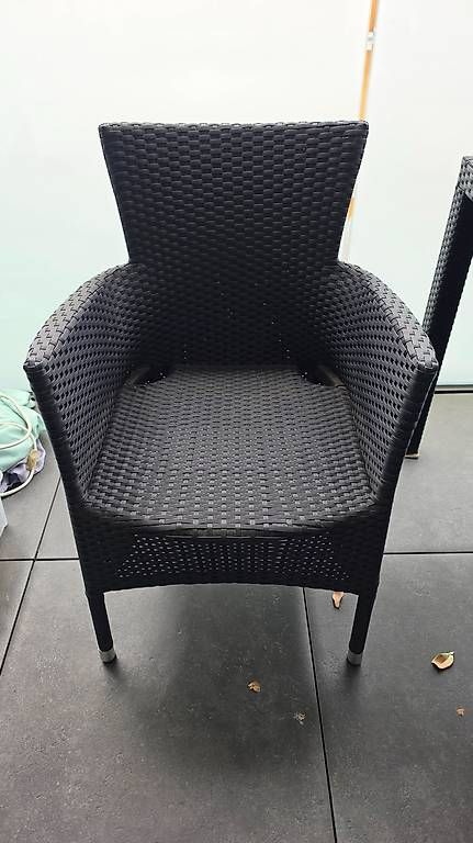 Set di tavolo e panche: tavolo da esterno con 4 sedie – Usato da Brissago venduto da fil_t9gk 2