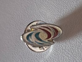 Pin Emblem mit blauen und roten Streifen