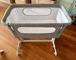 Beistellbett grau mit Matratze gebrauchter Zustand
