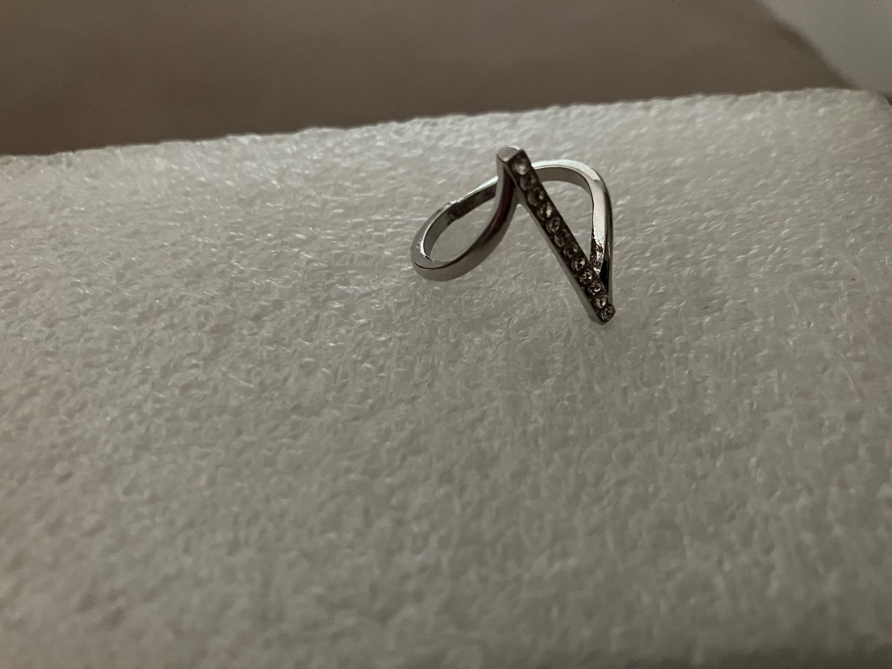 Ringe: Eleganter, modischer Ring, silberfarben mit synth. Steinchen – Neu (gemäss Beschreibung) aus Affoltern am Albis von Dlotti 1