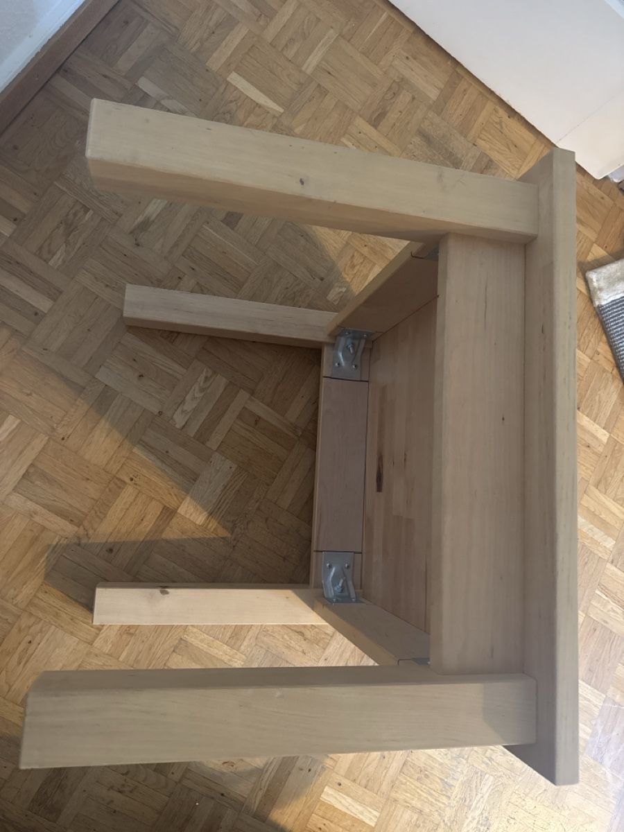 Tische: Kleiner, Quadratischer Holztisch – Gebraucht aus Zürich von bertagutowski24 2