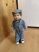 Porzellanpuppe Junge mit Jeanskleidung guter Zustand