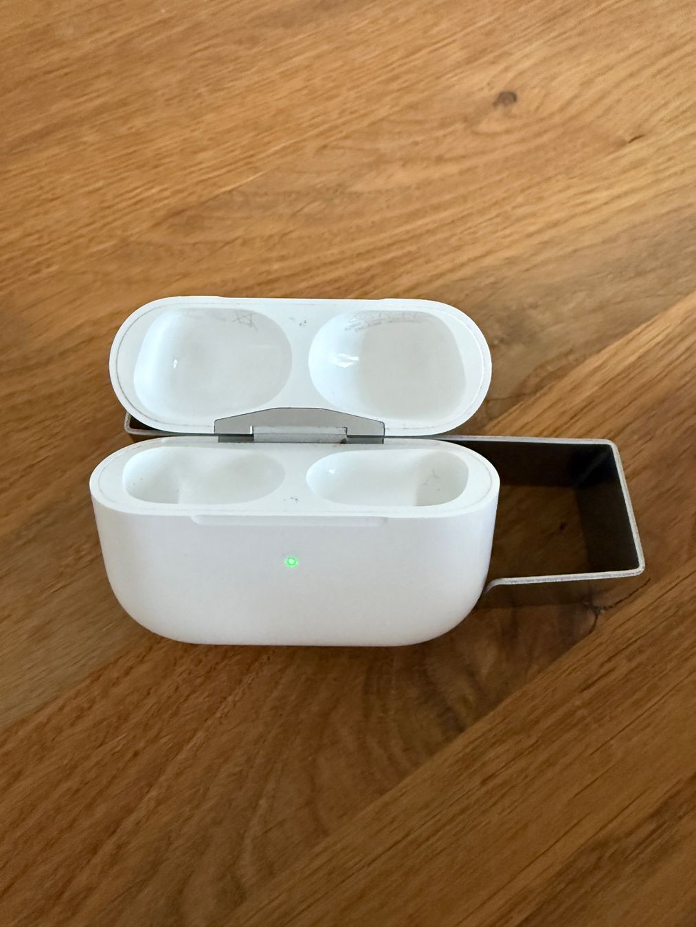 Apple Cuffie: APPLE AirPods Pro 2 Charging Case – Usato da Lausanne venduto da Nine1982