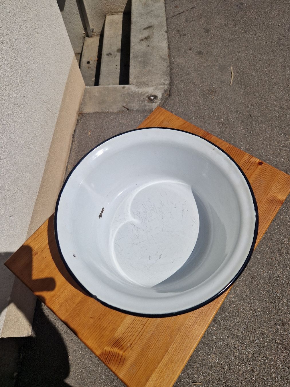 Schalen: Emaille Schüssel weiss mit schwarzem Rand 32cm Durchmesser  – Gebraucht aus Mörigen von Clio111 5
