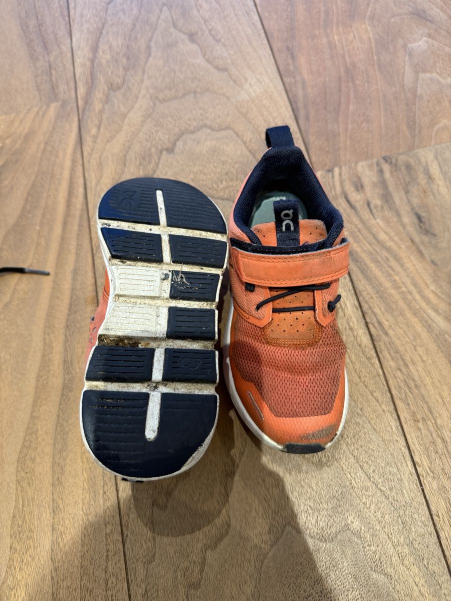On Chaussures garçon: On Kinderschuhe – D'occasion à Au SG par Sukirl 1
