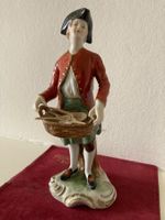 Porzellanfigur Mann mit Korb, Unterweissbacher Werkstätten