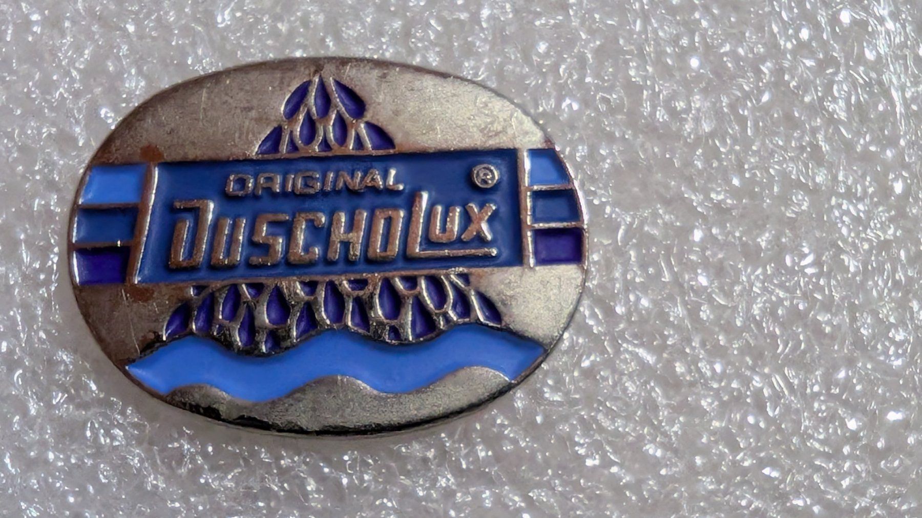 Plaketten & Abzeichen: Ansteckpin 271: Duscholux – Gebraucht aus Oppligen von Pin-Fall-Shop