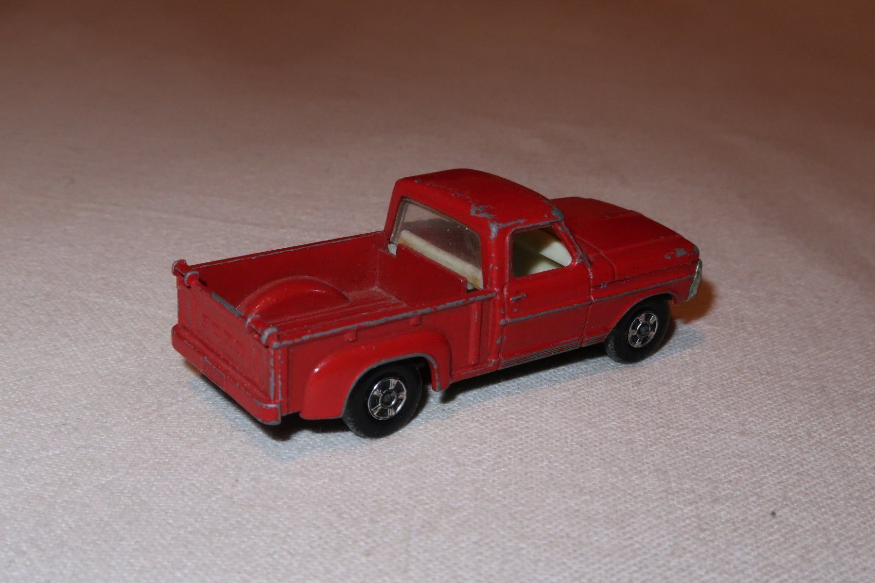Matchbox Modellini d'auto: Matchbox Series No. 6 Ford Pick-Up – Usato da Muttenz venduto da Laeckerlihamschter 1