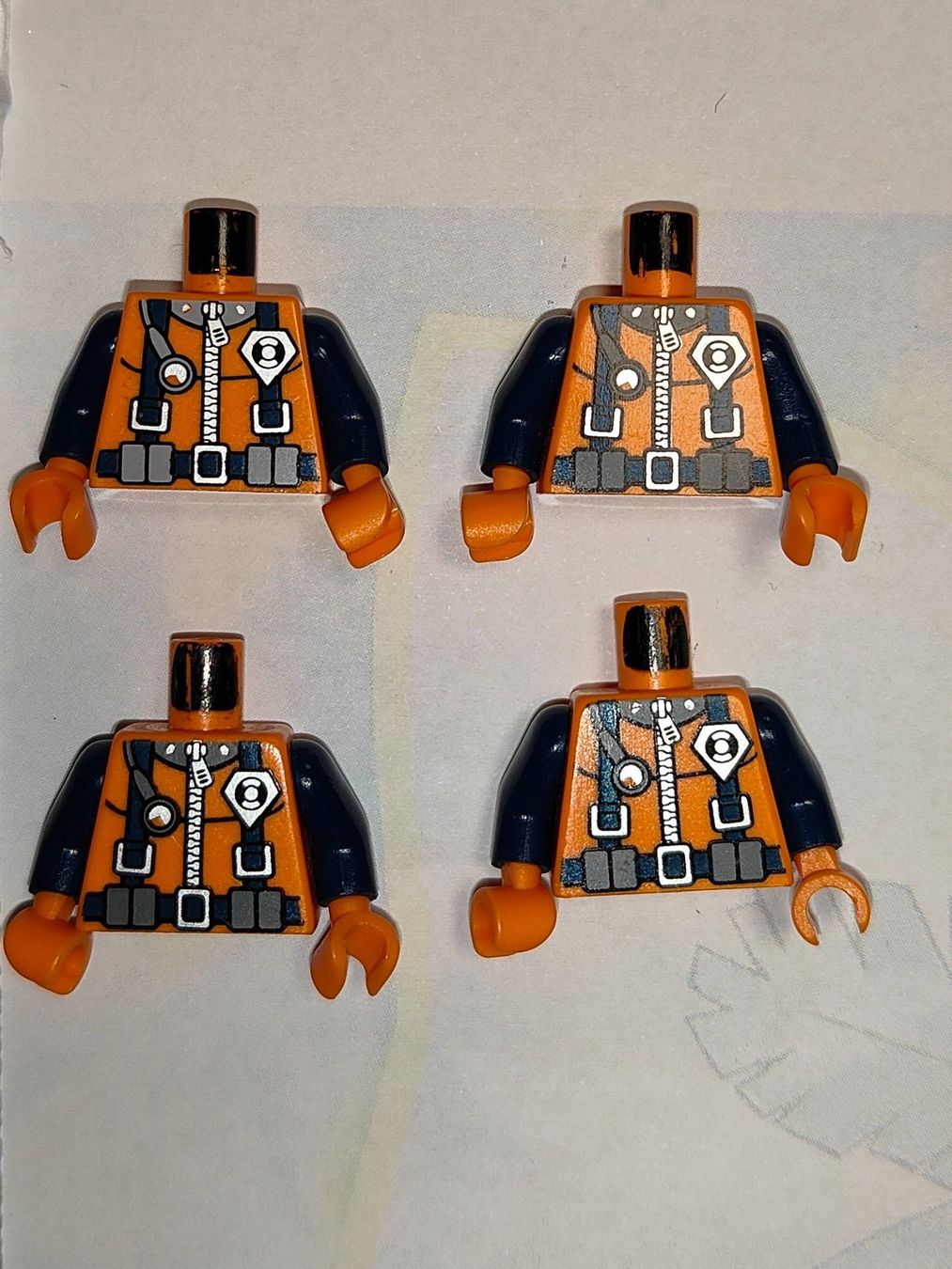 Lego Kit di costruzioni: Legofigur  4  Torso  zu Figur  wc017  /C44 – Usato da St. Gallen venduto da Bisaknosp 1