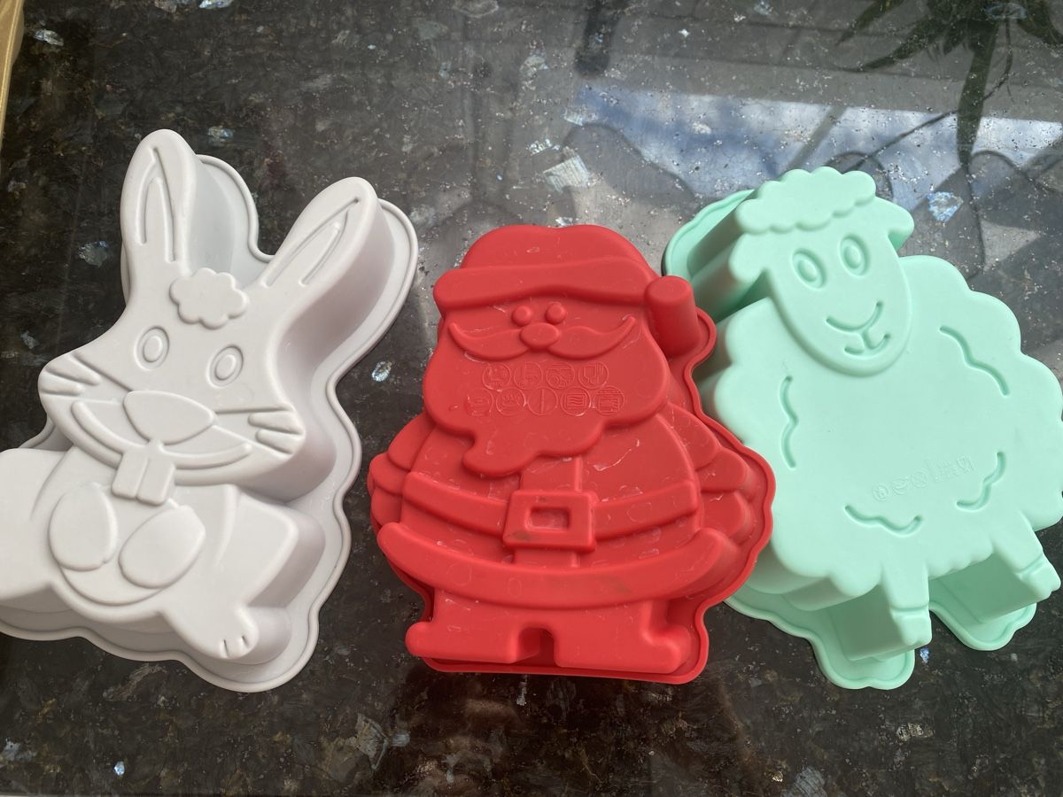 Teglie da forno: Silikon Backformen: Ostern, Samichlaus, Schaf – Usato da Buchrain venduto da Sisi83 3