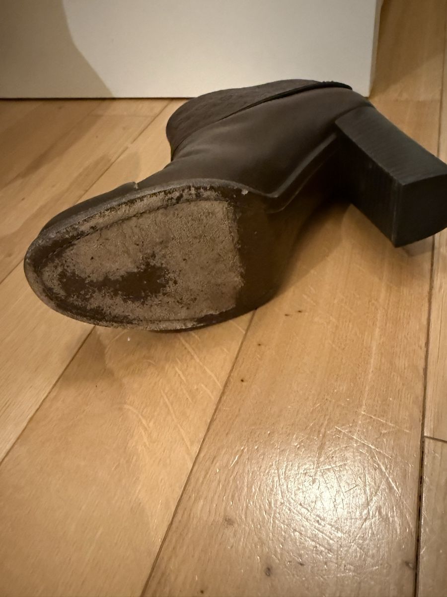 Louis Vuitton Scarpe da donna: Bottines Louis Vuitton cuir marron taille 38.5 usage – Usato da La Croix-de-Rozon venduto da ben_9qlz 4