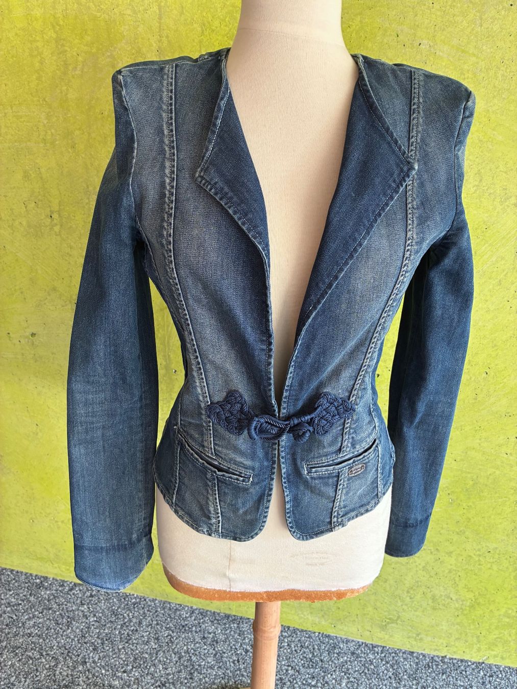 Guess Jacken: Jeansjacke Guess – Gebraucht aus Bibern SO von goldenblue