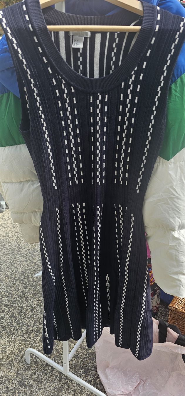 H&M Kleider: Stylish Knit dress – Gebraucht aus La Tour-de-Peilz von mcp_w7rw