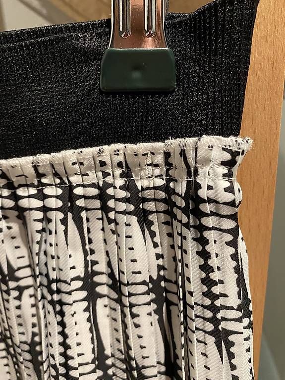 Benetton Gonne: Benetton Rock schwarz weiss S – Usato da Oberrohrdorf venduto da Desteny1 3