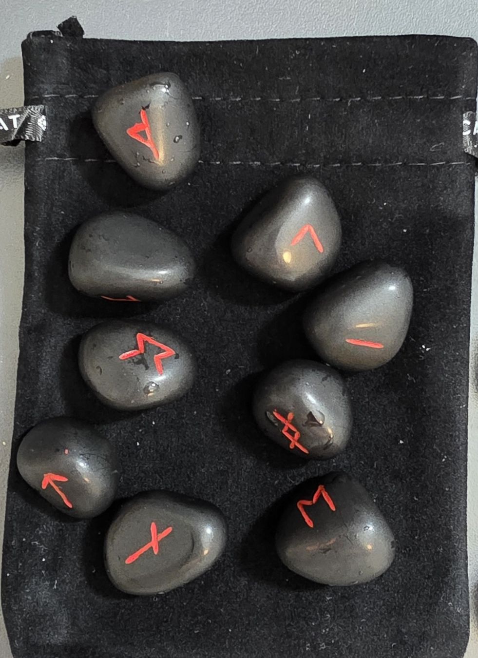 Minerali & Pietre curative: Runensteine Elder Futhark komplett mit Beutel – Nuovo (secondo la descrizione) da Au ZH venduto da MarieLou09