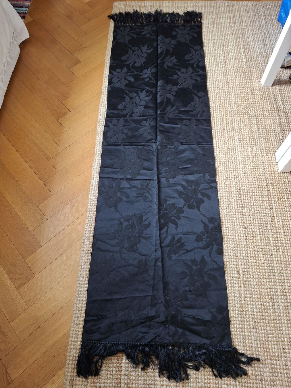 Foulard & Sciarpe: Grande étole noire rigide  – Usato da Lausanne venduto da Cognitia 2