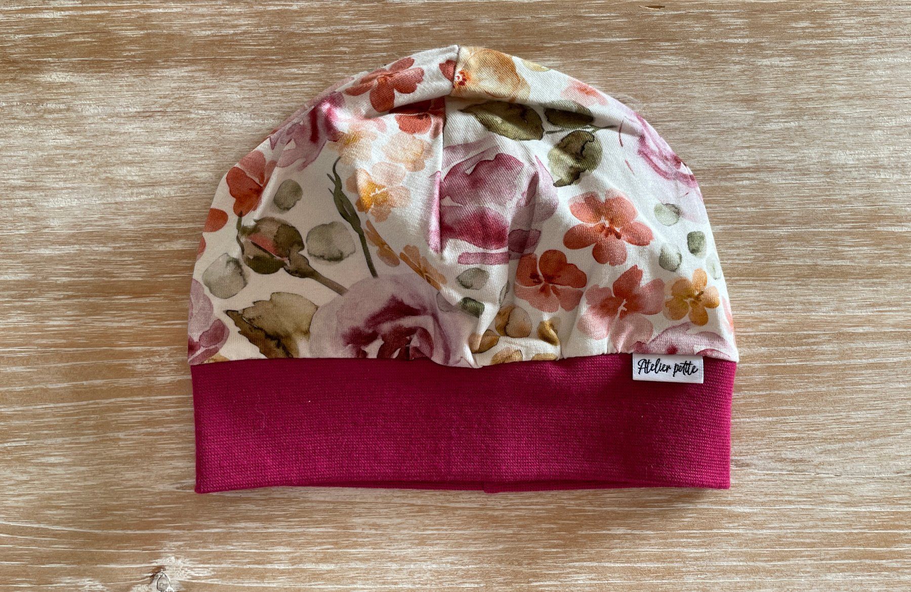 Altro abbigliamento per bambina: Beanie mit Blumen, Grösse 47/49 – Nuovo (secondo la descrizione) da Burgdorf venduto da Crown.