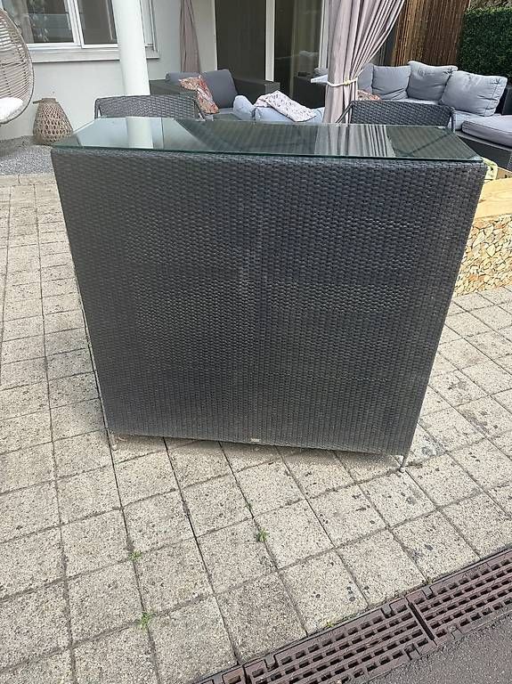 Set di tavolo e panche: Rattan Bar mit 2 Stühlen – Usato da Holzhäusern / Rotkreuz venduto da C.I.01 1