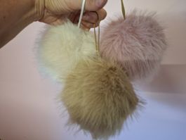 neu: 3 künstl Fellkugeln Anhänger Pompon Deko