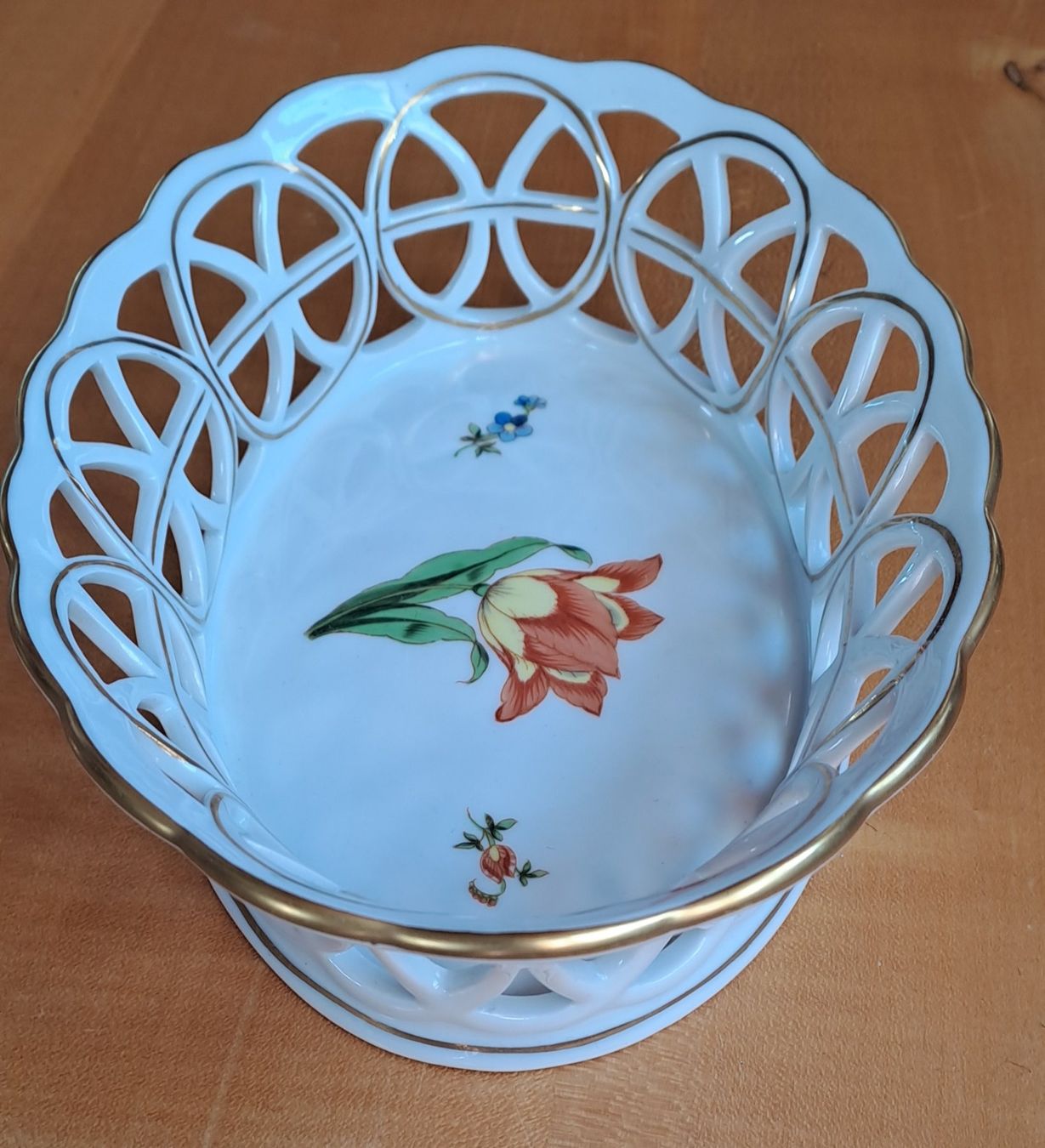 Herend Ciotole: Herend Porzellankorb mit Blumendekor – Usato da Trogen venduto da Limboo 2