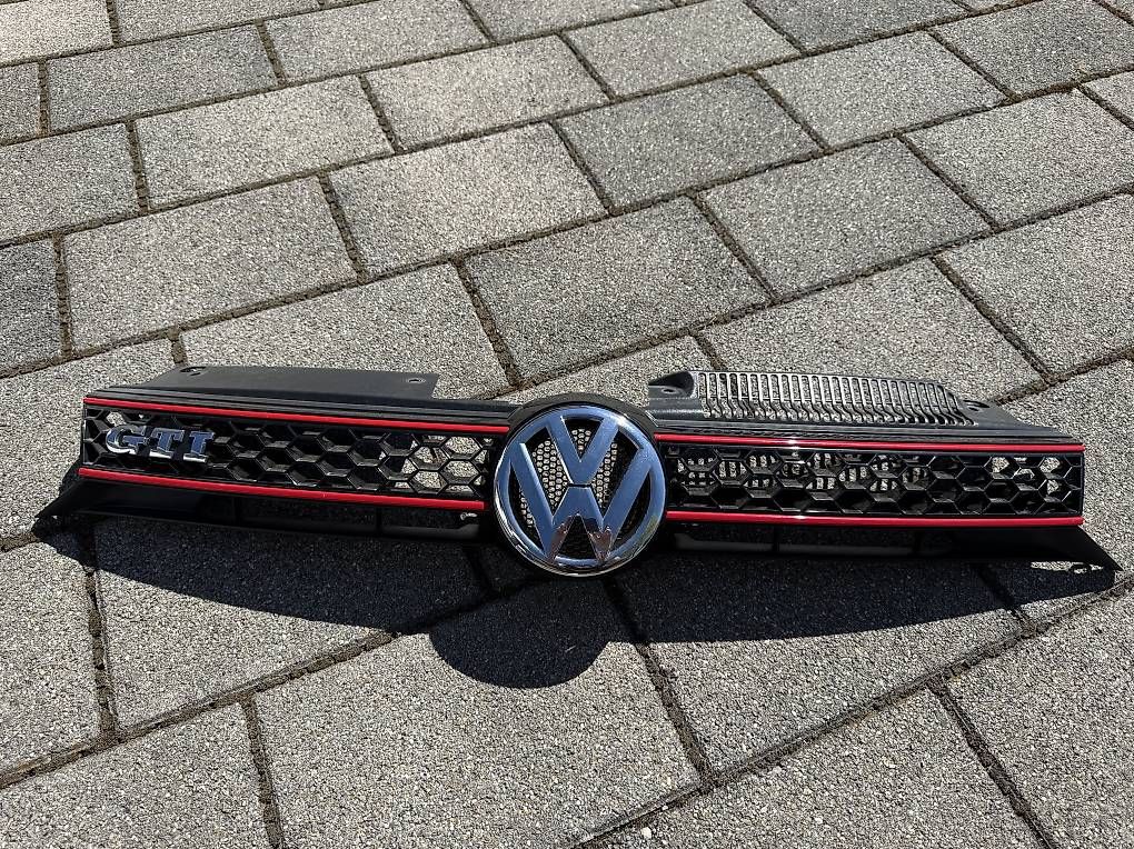 VW Tutti pezzi di ricambio auto: Golf 6 GTI Kühlergrill (original) – Usato da Wallisellen venduto da Z0C
