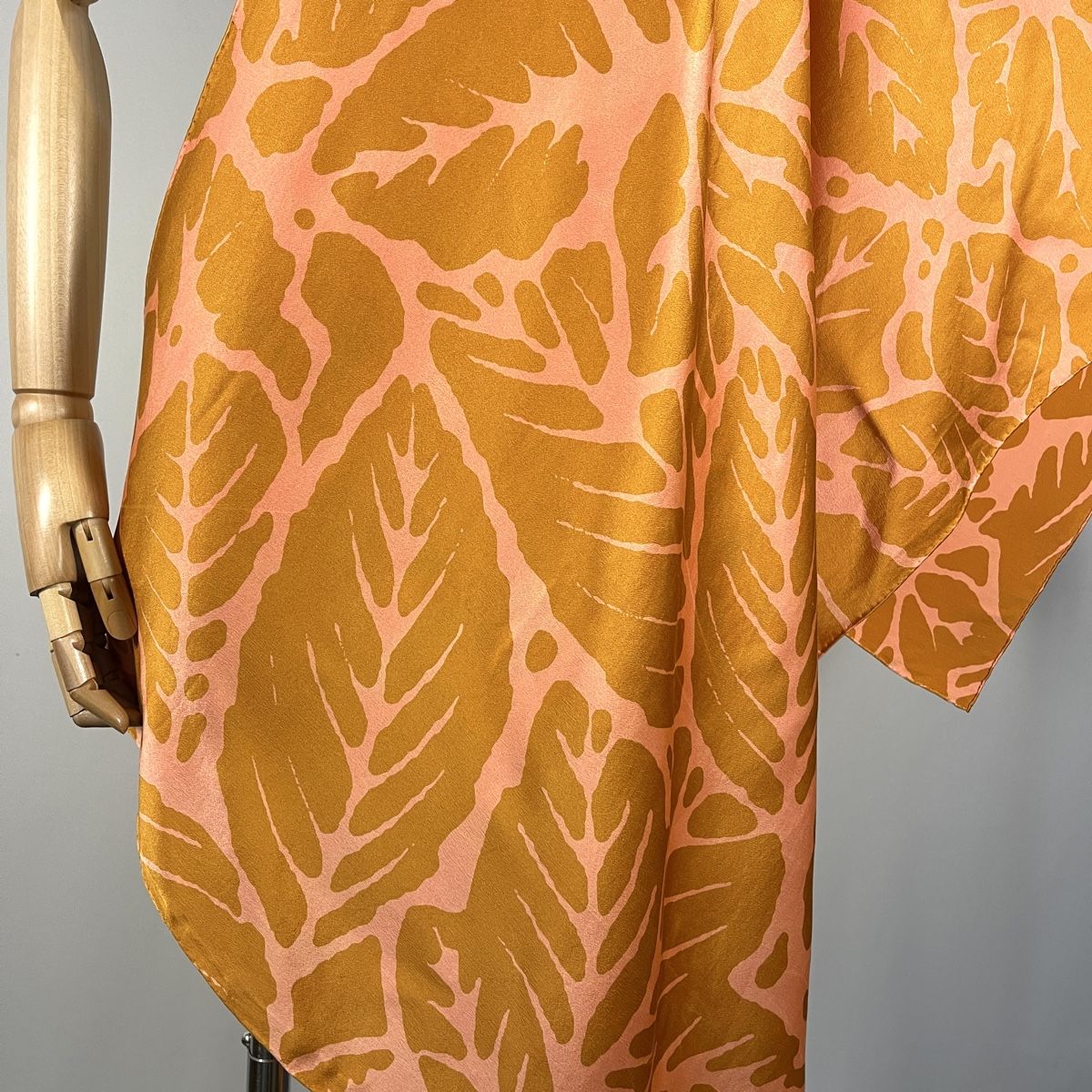 Fabric Frontline Foulard & Sciarpe: FABRIC FRONTLINE Silk Scarf – Nuovo (secondo la descrizione) da Emmen venduto da Nightingale_2022 1