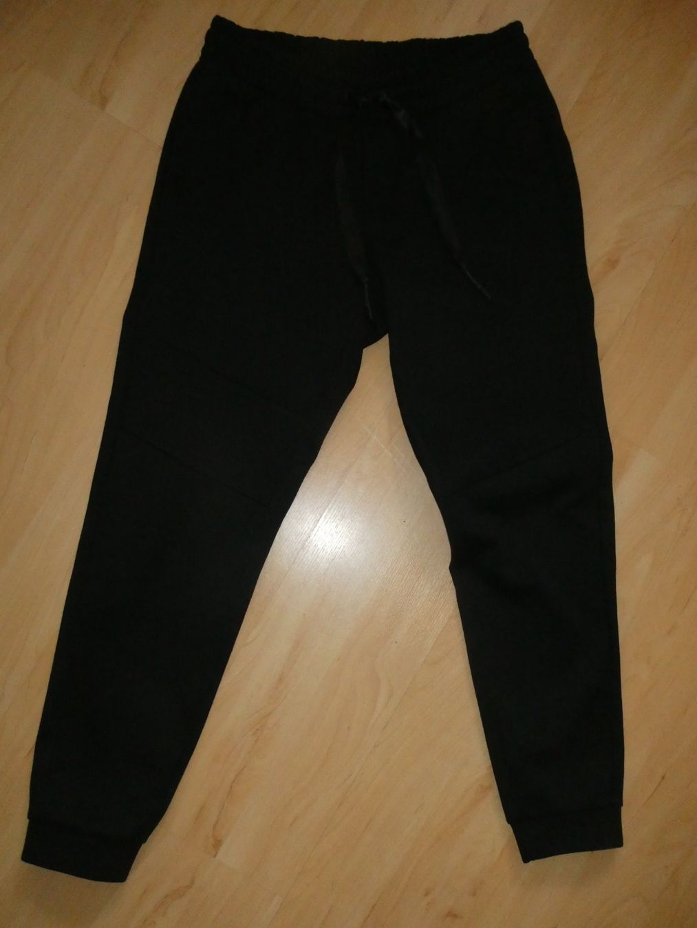 Pantaloni: Schwarze Trainingshose Gr. M – Usato da Mels venduto da KOSL 2