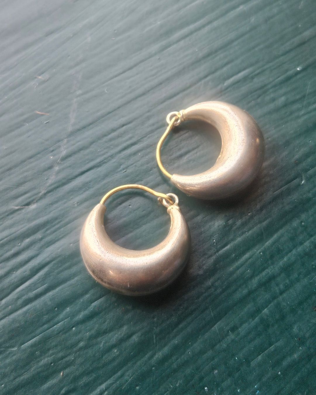 Ohrringe & -stecker: Ohrringe Creolen, versilbert – Gebraucht aus Vermes von Bergbiene