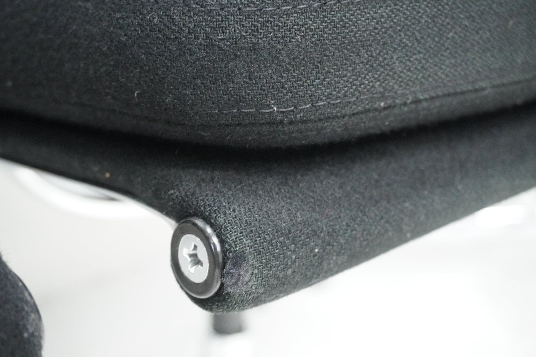 Vitra Stühle: Original Vitra Eames Soft Pad EA208 Stoff schwarz – Gebraucht aus Bad Zurzach von QLASSIQ 5