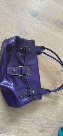 Lederhandtasche in wunderschönem Violett, wie neu