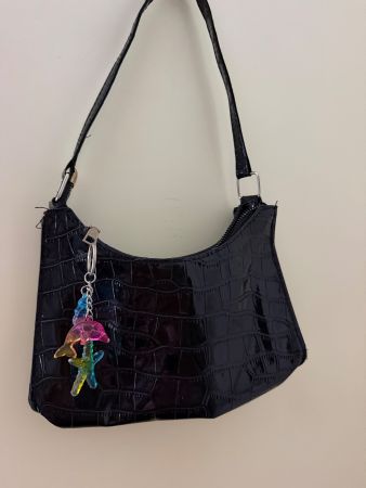 Sac à main noir verni motif croco avec breloques