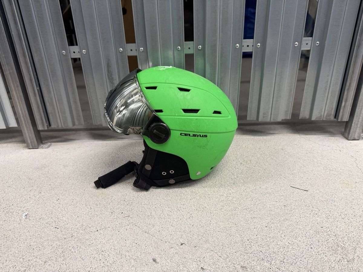 Caschi: Celsius Ski Helmet-Integrated Visor  – Usato da Lenzburg venduto da VukiSee