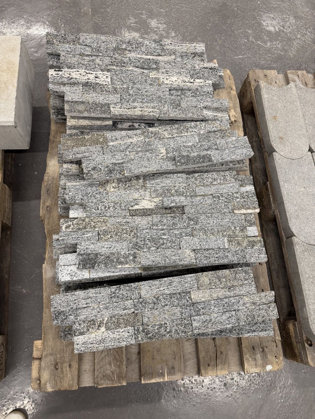 Pietre & tegole: Naturstein Verblendsteine grau – Nuovo (secondo la descrizione) da Basel venduto da Lager_Outlet