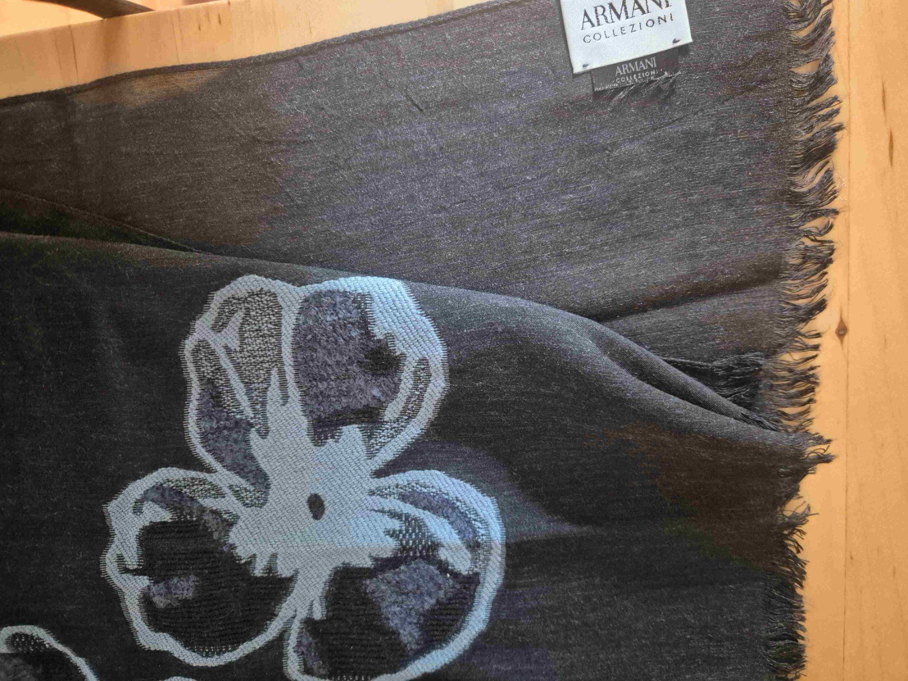 Armani Foulard & Sciarpe: Bestickter Schal von Armani, dunkelblau – Usato da Niederhasli venduto da mybluefish 1
