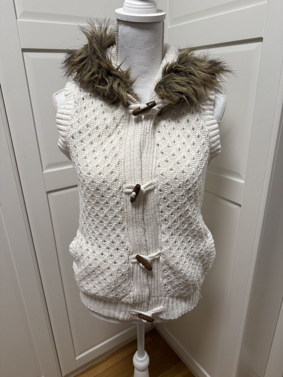 Gilet & Giacche senza maniche: Warme Strickweste mit Kapuze Gr. M – Nuovo (secondo la descrizione) da Arlesheim venduto da Eli_77