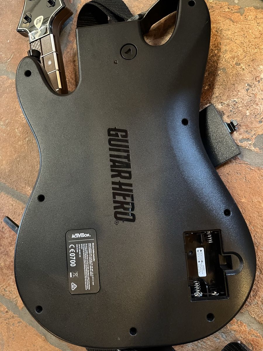 Microsoft Console: Xbox One + 19 giochi e chitarra – Usato da Arzo venduto da Jim_Boe13 7