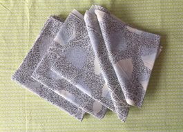 5 Tischtücher 80 x 80 cm und 2 Servietten 37 x 37 cm