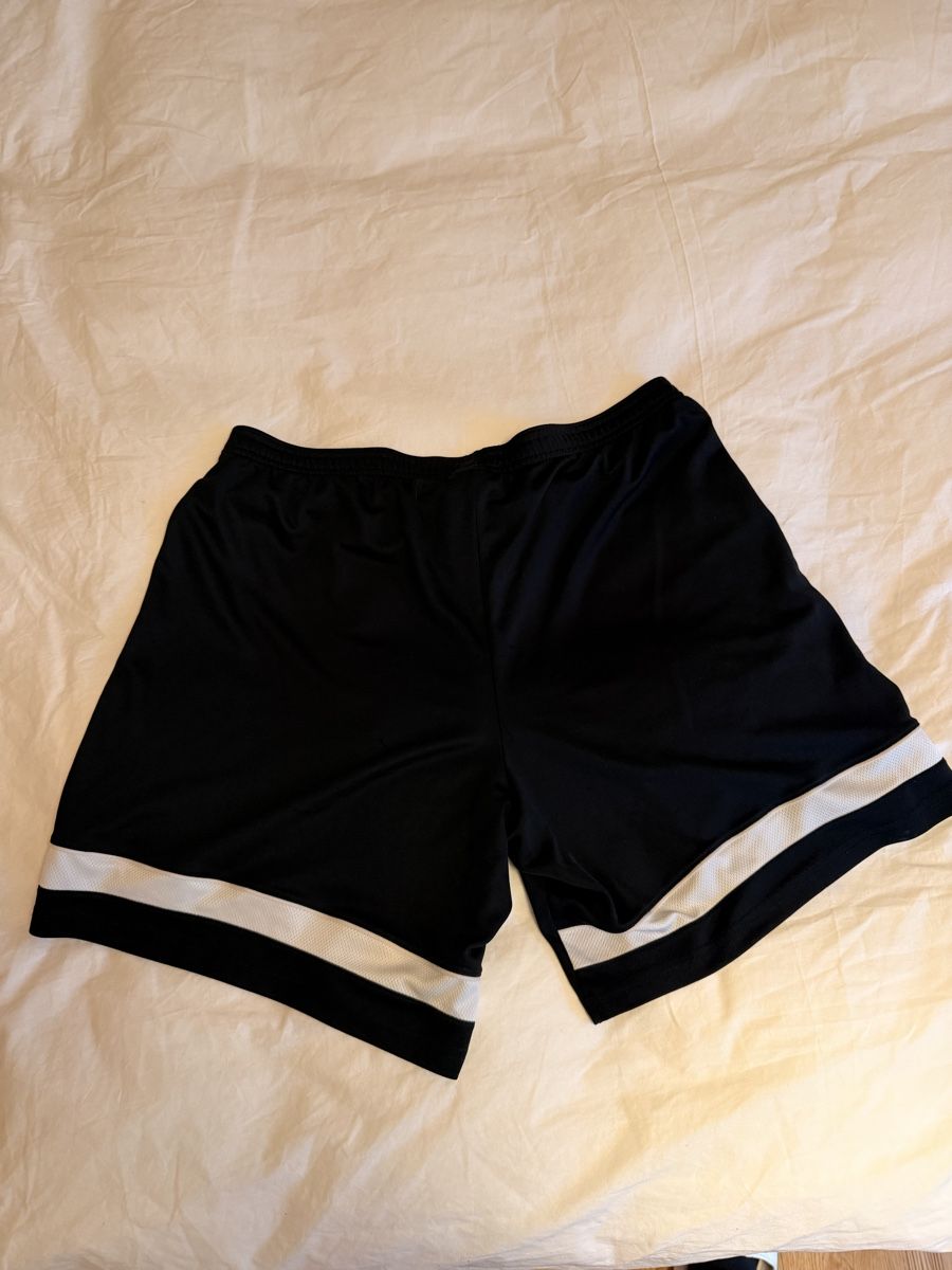 Nike Pantaloni: Short Nike unisexe – Nuovo (secondo la descrizione) da Yverdon-les-Bains venduto da DellanegraJ 1