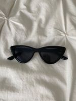 Lunettes de soleil noires style œil de chat bon état