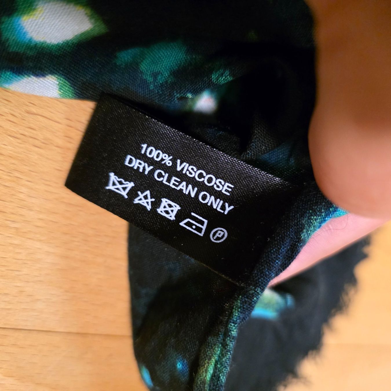 Foulard & Sciarpe: Edler Frühlingsschal von Florestas, Lisboa – Usato da Wald ZH venduto da CapLux 3