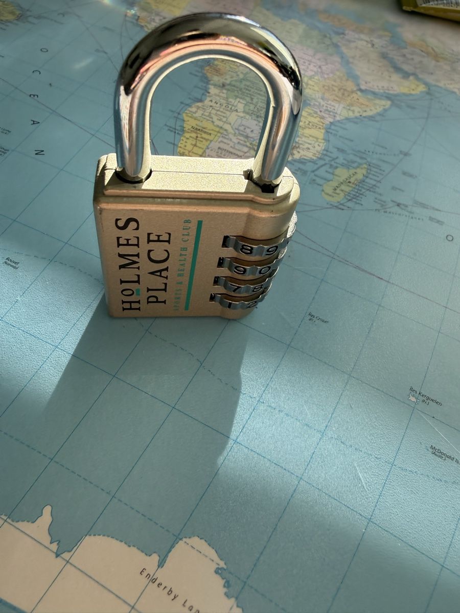 Attrezzatura da arrampicata: NEUWERTIG***HOLMES PLACE KARABINER mit CODE***SUPER als 🎁 – Nuovo (secondo la descrizione) da Zürich venduto da Ceca52 3