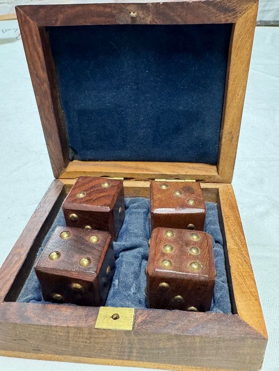 Maritime Würfelbox Aus Holz Mit Messingpunkten – 6 Würfel Im Edlen Dekor-Set