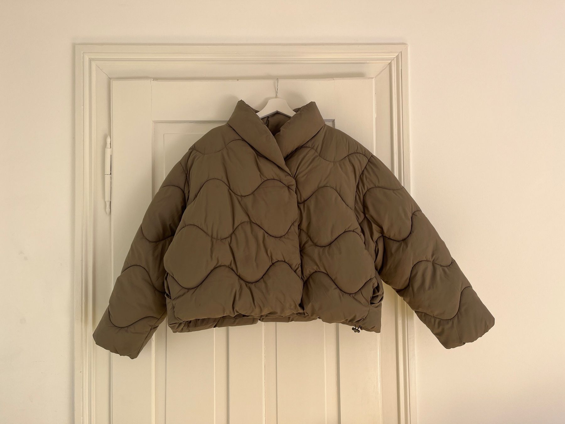 Weekday Giacche: Weekday Bright Puffer Jacke taupe Gr. L – Usato da Zürich venduto da bretxo