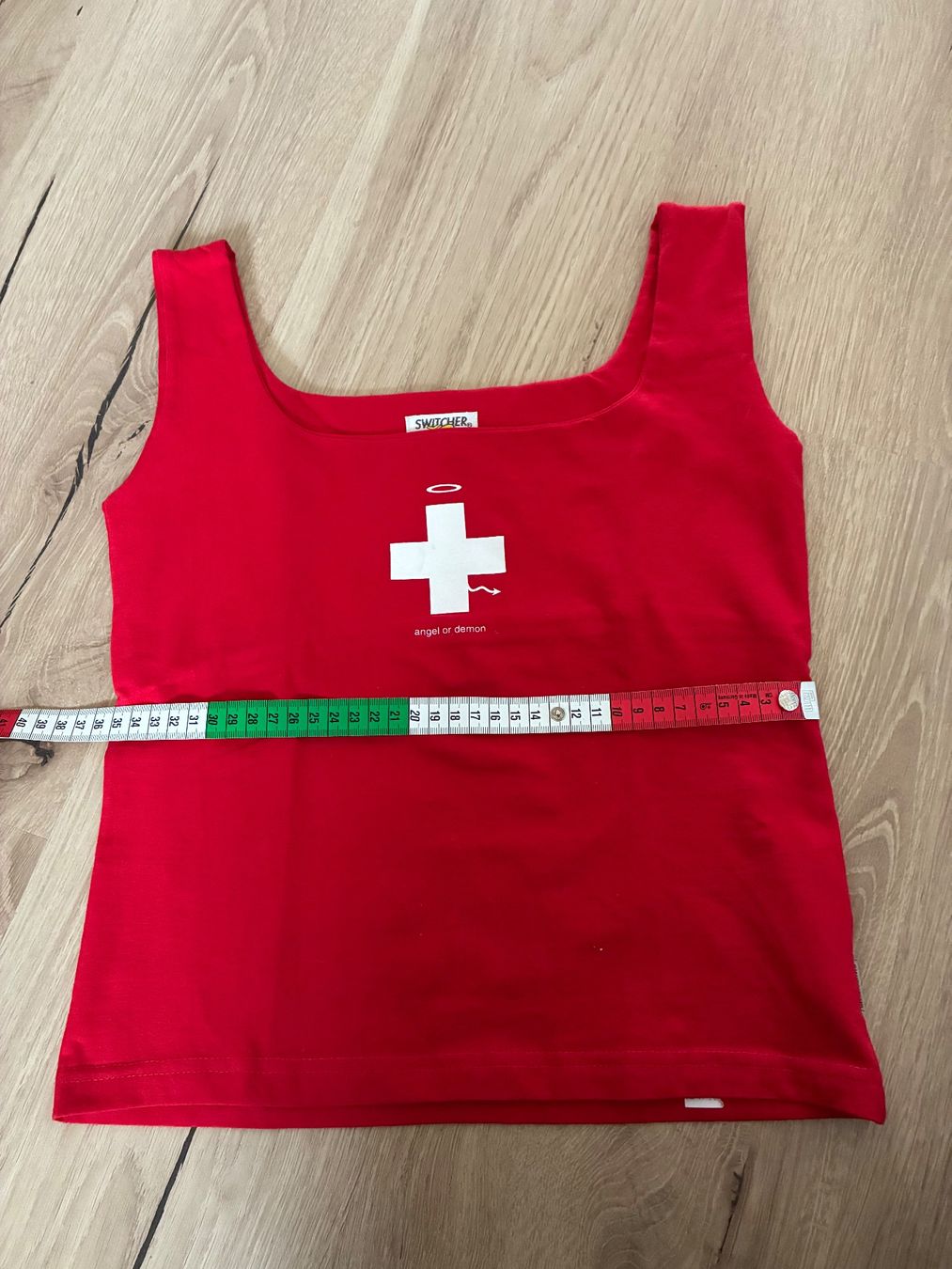 Top: rotes Top mit Schweizer Kreuz Grösse S – Usato da Winikon venduto da winikon 1