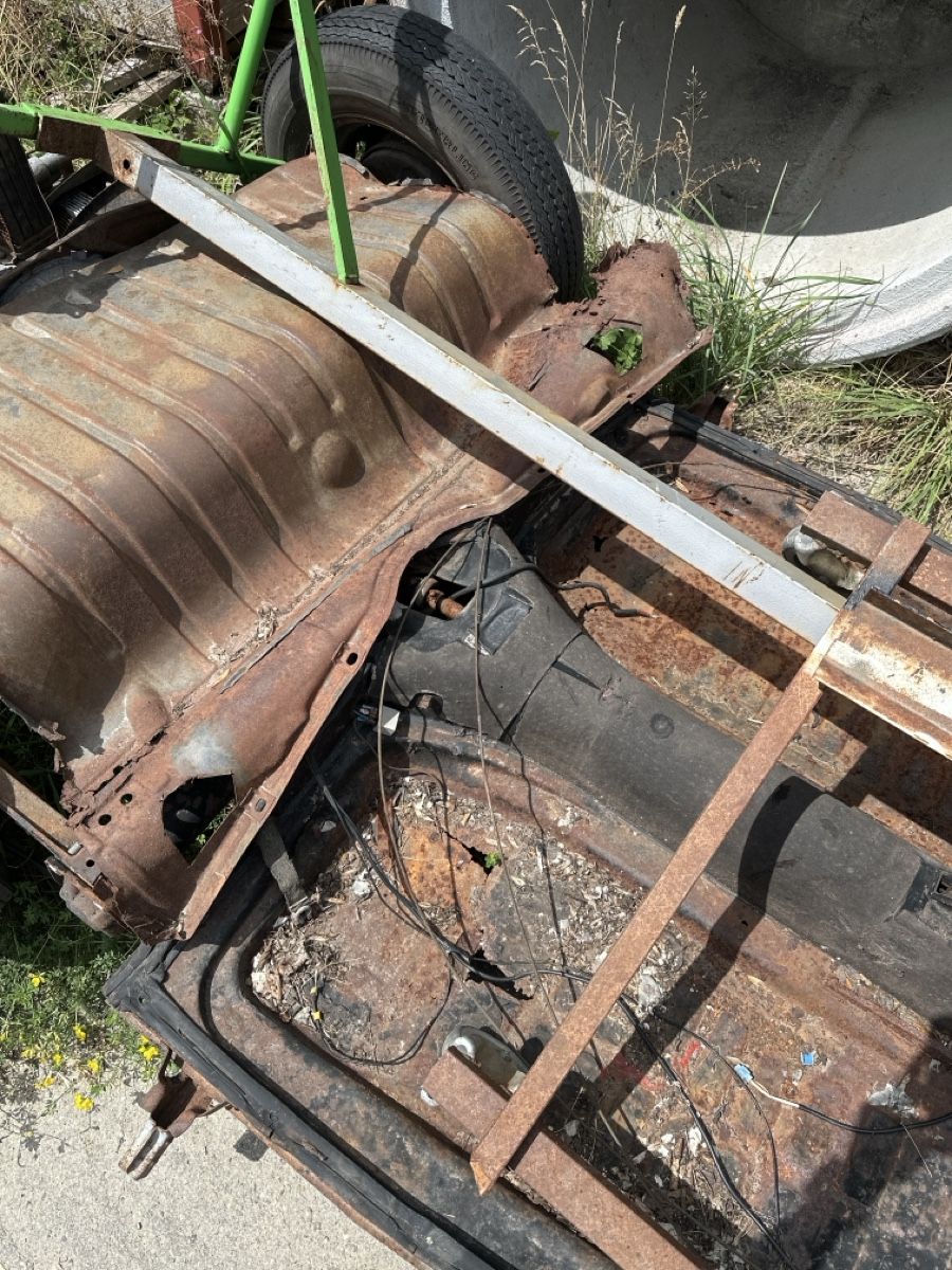 VW Autres accessoires p. véhicule: Chassis VW Käfer Rost Karosserieteil Defekt – D'occasion à Reiden par luftkraft 1